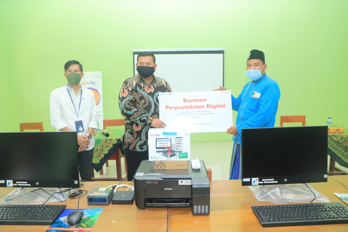 Tingkatkan Literasi Para Santri, Kilang Pertamina Cilacap Serahkan Perpustakaan Digital