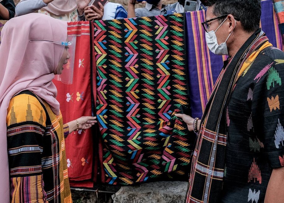Kunjungi Kampung Tenun Ntobo, Sandiaga Uno Akan Bawa Tenun ke Pasar Ekspor