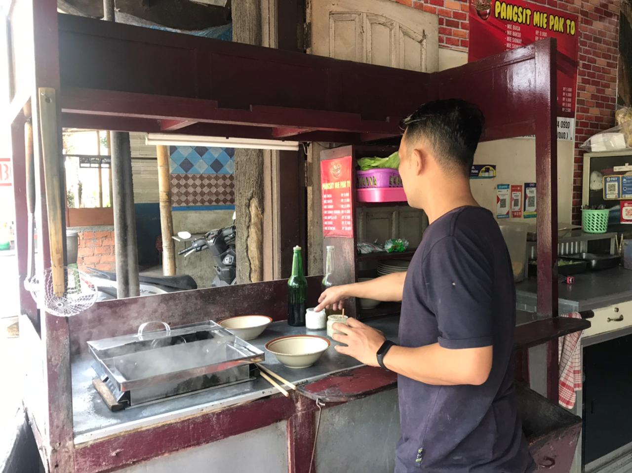 Pedagang Mie Pangsit di Malang: Makan di Tempat 20 Menit Cukup Kalau Sepi