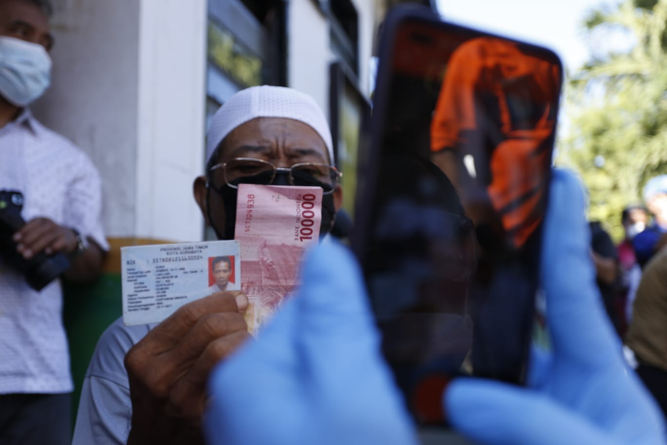 Pastikan Bansos Sudah Diterima, Menteri Sosial Susuri Gang Sempit di Surakarta