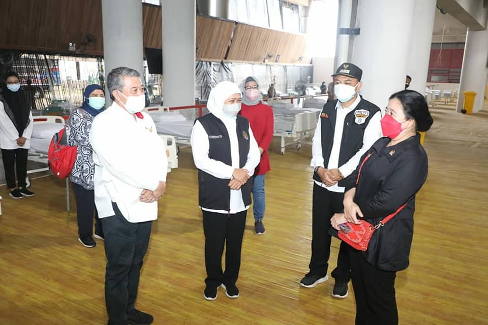 Duet Puan – Khofifah Tinjau RS Darurat Lapangan Tembak Surabaya