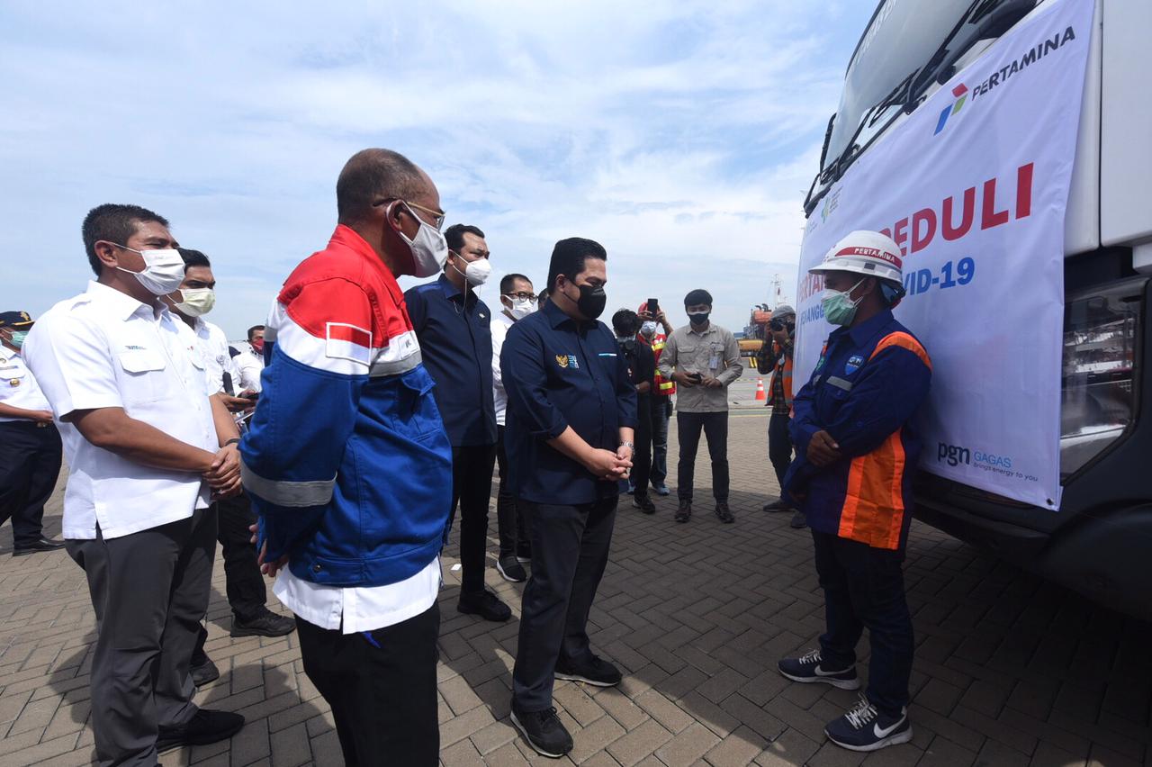 Pastikan Pasokan Oksigen Aman, Erick Thohir Tinjau Kedatangan 6 ISO Tank Pertamina