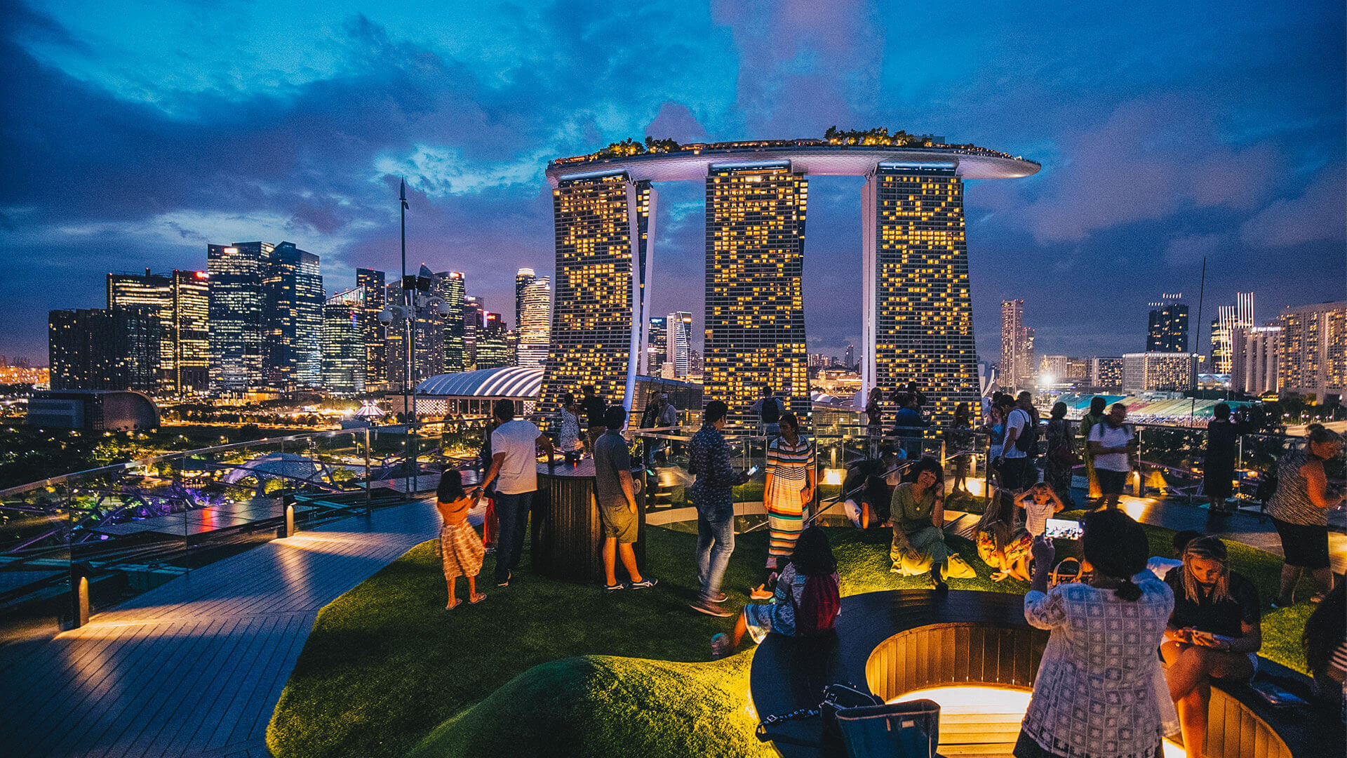 Menikmati Suasana Taman Modern di Gardens by the Bay Singapura