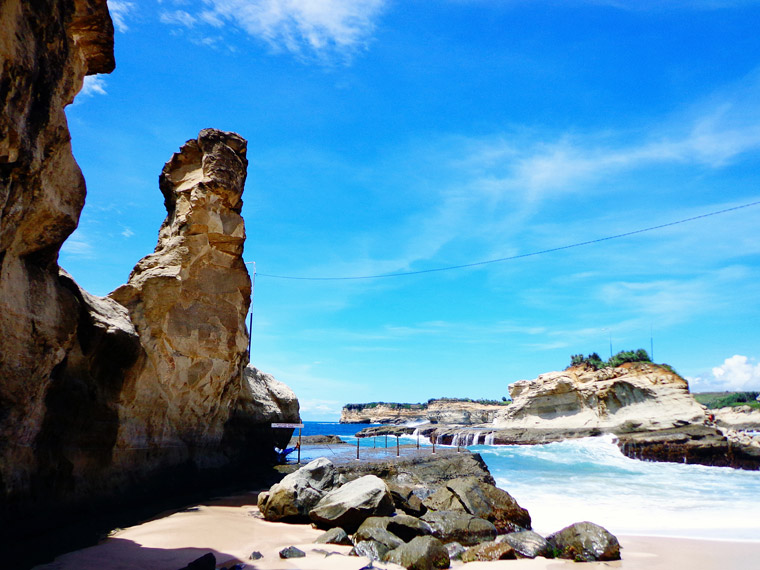 Pesona Sphinx dan Seruling Samudera di Pantai Klayar Pacitan