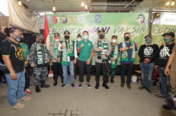 Polda Jatim Suntik Vaksin Bonek dan Aremania