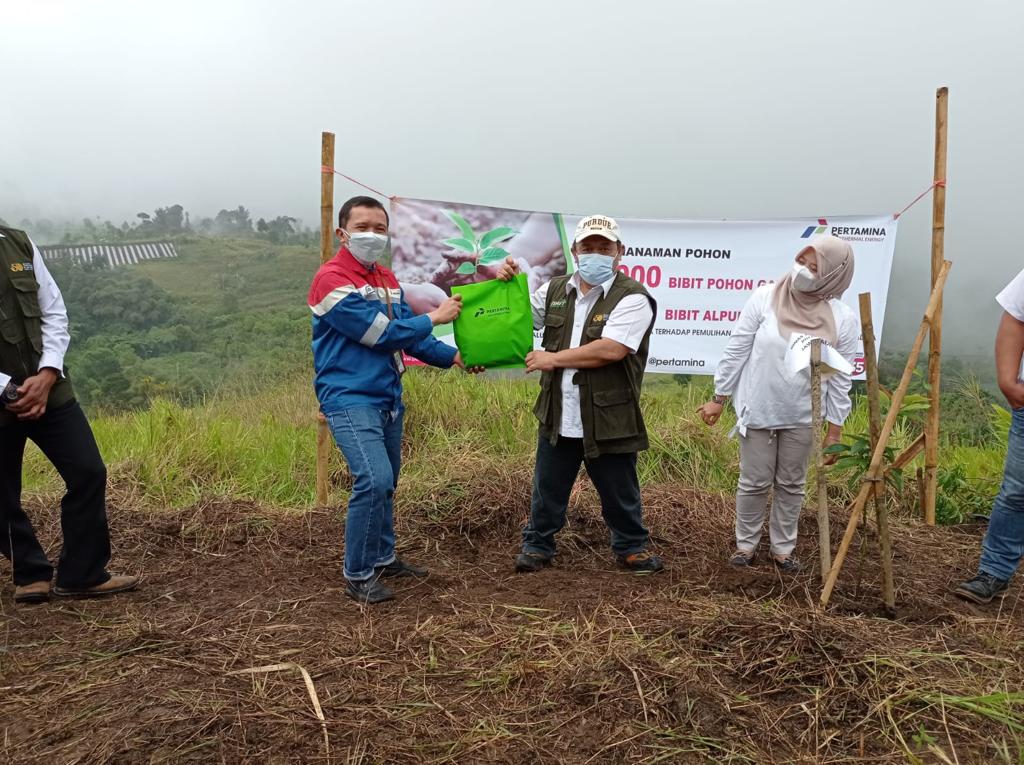 Dukung Pemulihan Lahan Kritis di Tasikmalaya, PGE Bantu Ribuan Bibit Pohon
