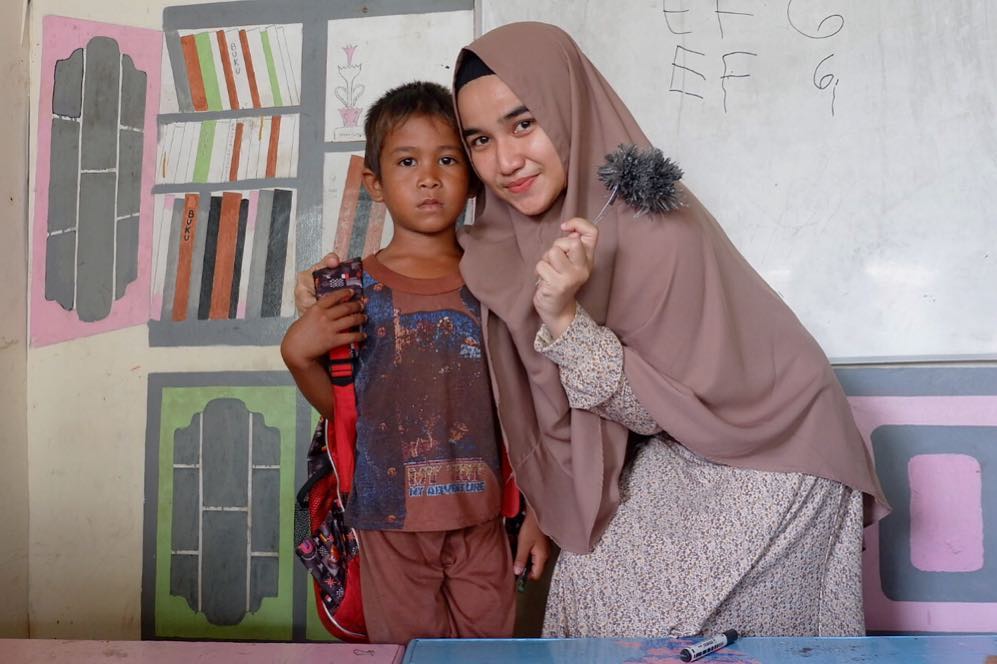 Arnila Melina, Dokter Muda yang Dirikan Pondok Belajar Bagi Anak-Anak Buta Huruf