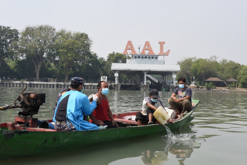 AAL Lakukan Vaksinasi di Kampung Nelayan Marokerembangan Surabaya