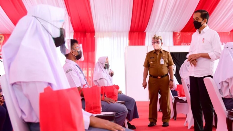 Jokowi Tinjau Vaksinasi Door to Door di Cirebon