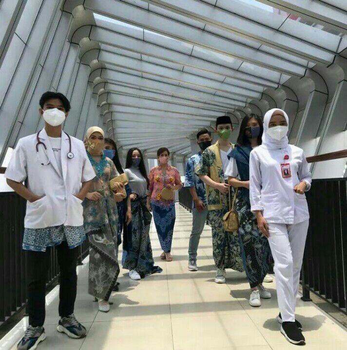 Komunitas EMPU Gelar Peragaan Batik Ramah Lingkungan di JPO Semarang