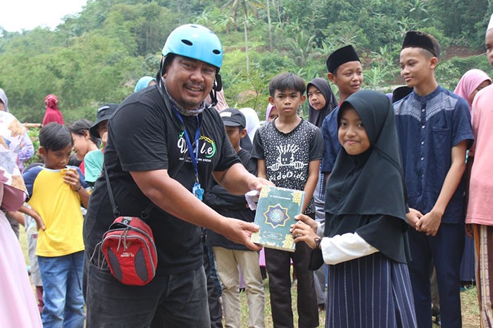 Komunitas Paguris Sukabumi Bagikan 1000 Al-Quran dan Buku Iqra