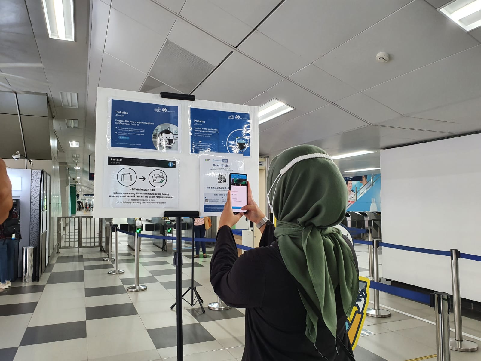 Scan Barcode PeduliLindungi MRT Jakarta