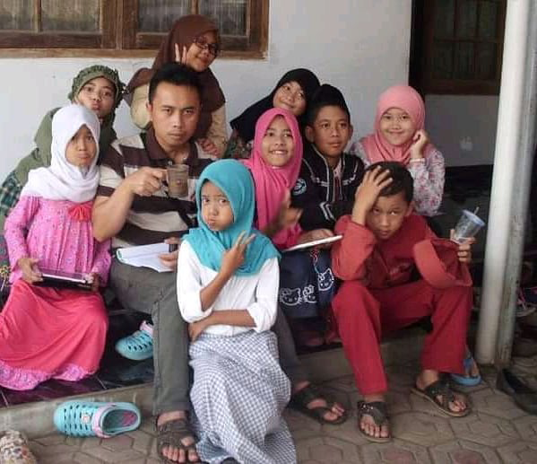 Rohman Gumilar, Pejuang Literasi Lulusan SD, Berhasil Lahirkan Sarjana