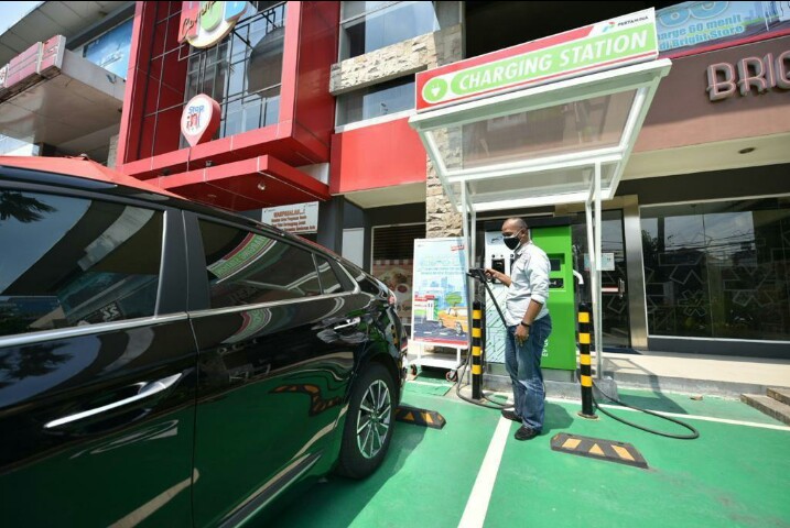 Go Green, Pertamina Patra Niaga Siapkan Charging Station untuk Kendaraan Listrik