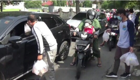 Bantu Cegah DBD, Komunitas KKC Bagikan Ribuan Ikan Hias