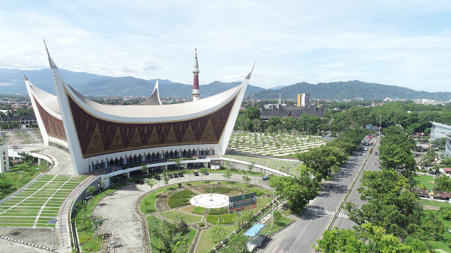 Yuk Wisata ke Padang! 6 Destinasi ini Tak Boleh Dilewatkan