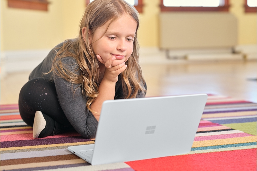 Saingi Chromebook, Microsoft Luncurkan Surface SE untuk Pelajar