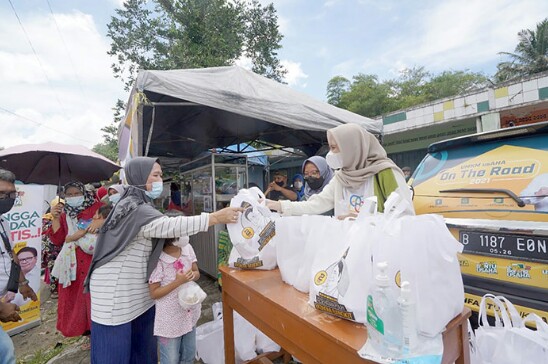 Komunitas UMKM Binaan Airlangga Hartarto Borong Dagangan Kaki Lima