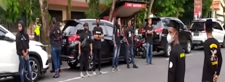 Wujudkan Toleransi, Komunitas Salam Sarane dan Amkay Jaga Keamanan Gereja di Hari Natal