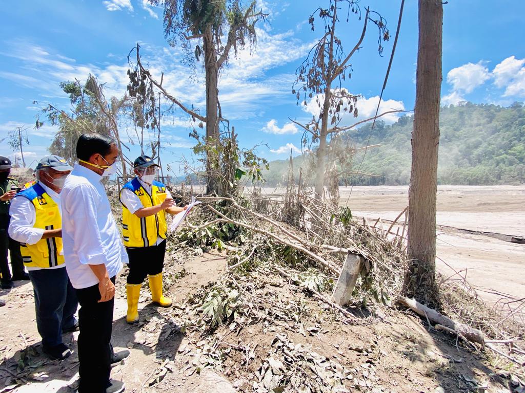 Tinjau Penanganan Erupsi Semeru, Presiden Jokowi Akan Relokasi 2.000 Hunian Warga