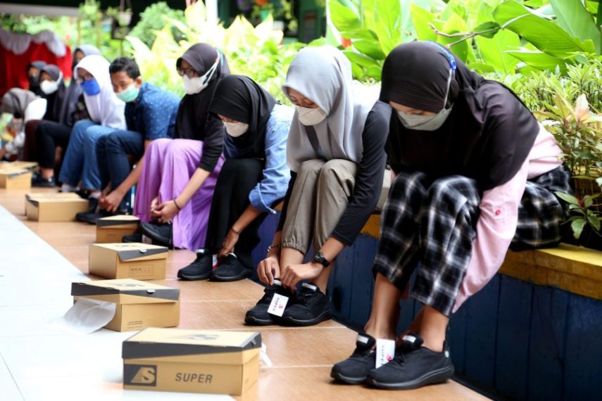 Pemkot Surabaya Bagikan Seragam Sekolah Gratis Produk UMKM