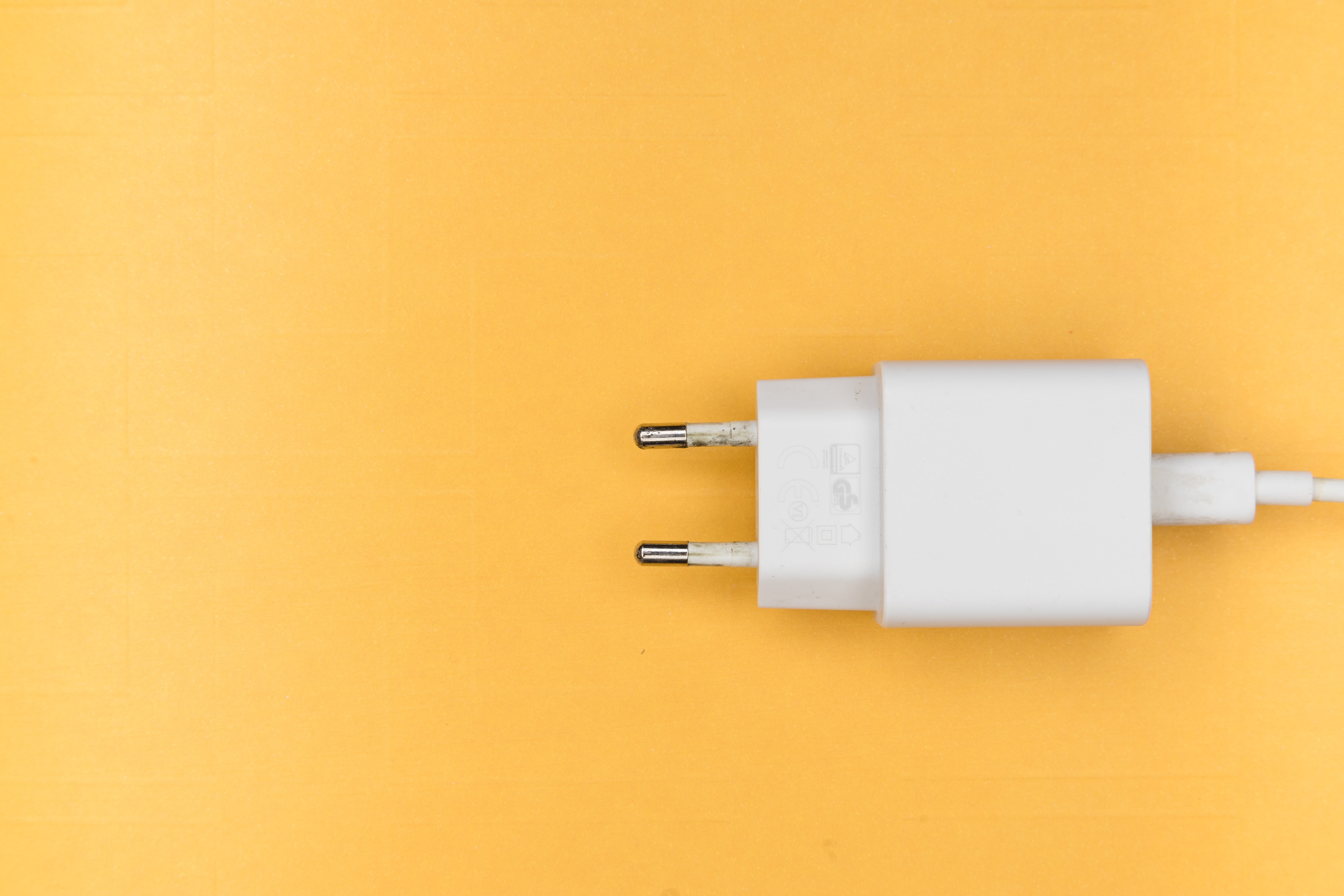 Smartphone Baru Tidak Ada Charger, Kenapa?