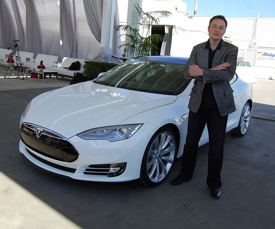 Elon Musk di pabrik Tesla di California