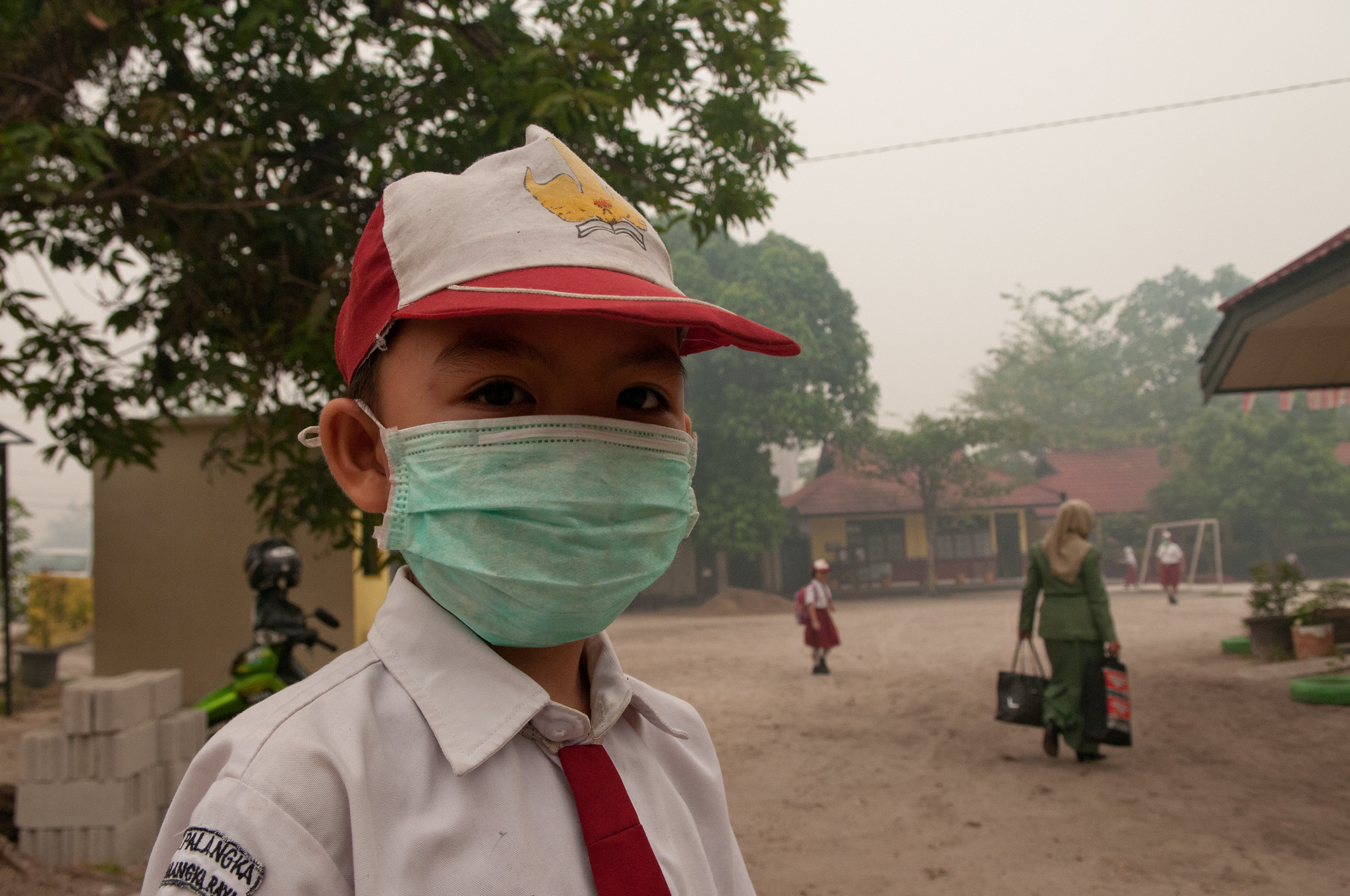 Murid SD mengenakan masker di sekolah