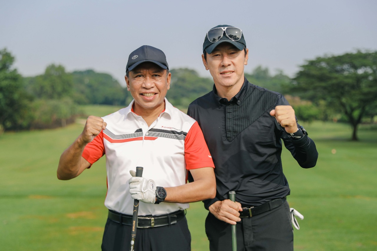 Keakraban Menpora dan STY, Mulai Golf sampai Satu Pesawat