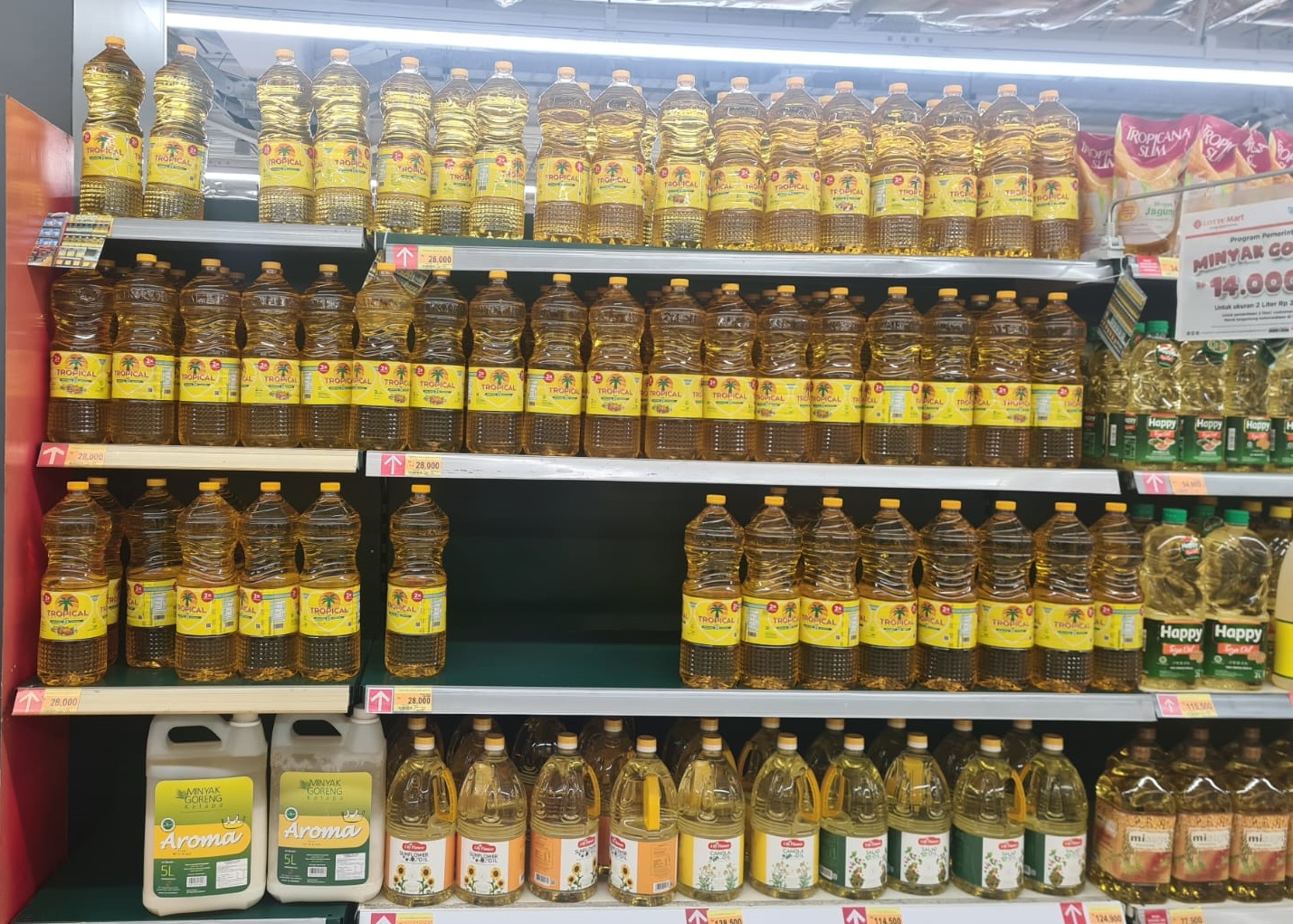 Minyak goreng dengan merek terjamin di supermarket