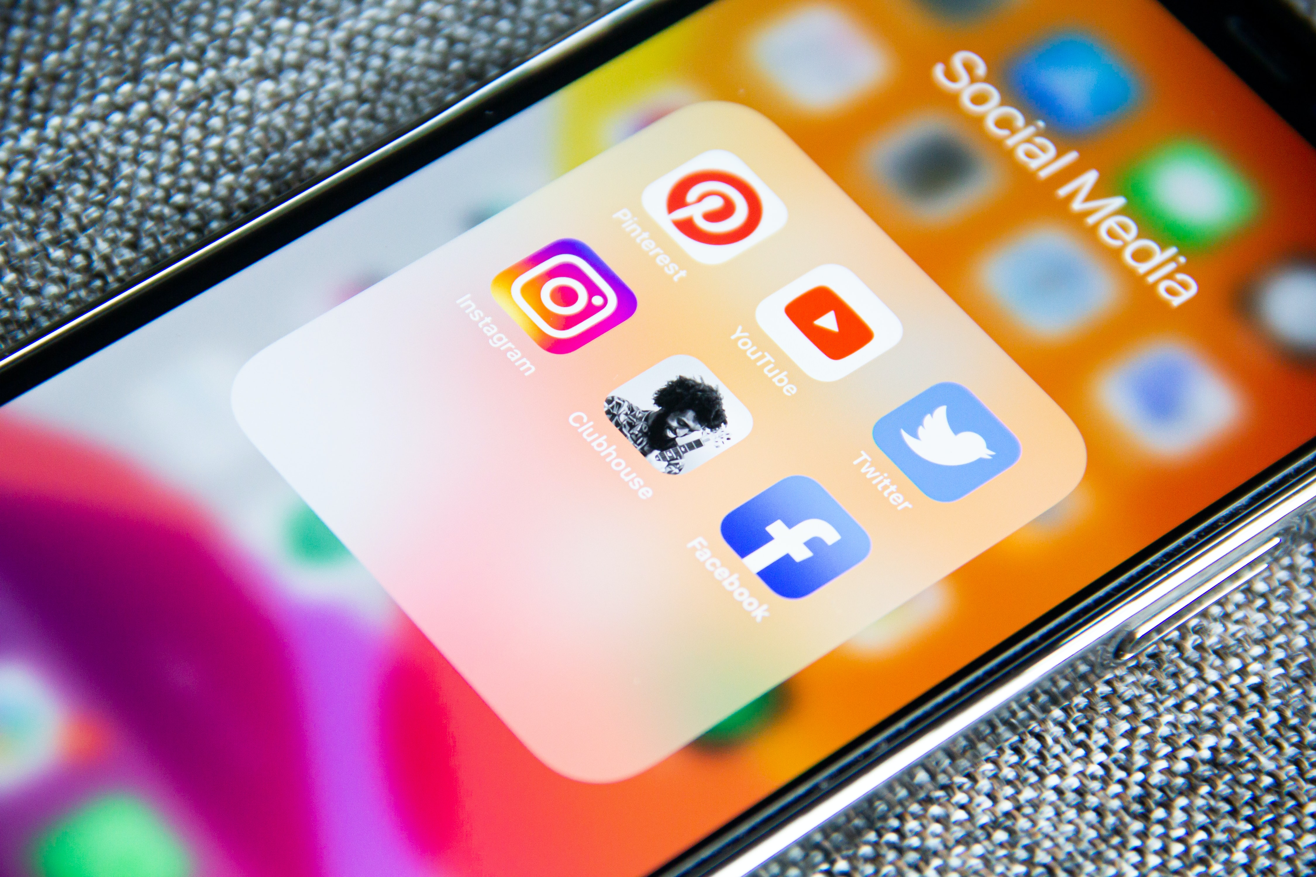 Platform Media Sosial Blokir Iklan di Media Milik Rusia