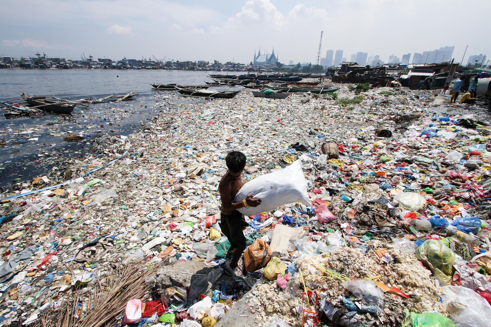 Sampah menumpuk di laut
