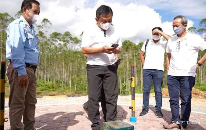 Direktur Utama Telkom Ririek Adriansyah (tengah) meninjau kesiapan infrastruktur layanan TelkomGroup di Titik Nol IKN Nusantara