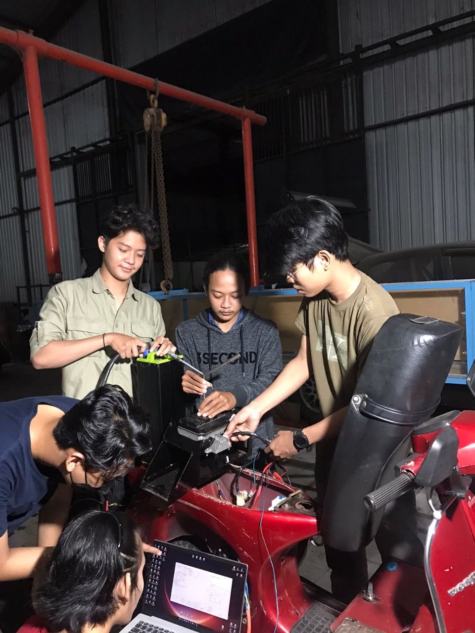 Mahasiswa FTMM Unair Ubah Vespa Klasik Jadi Vespa Listrik