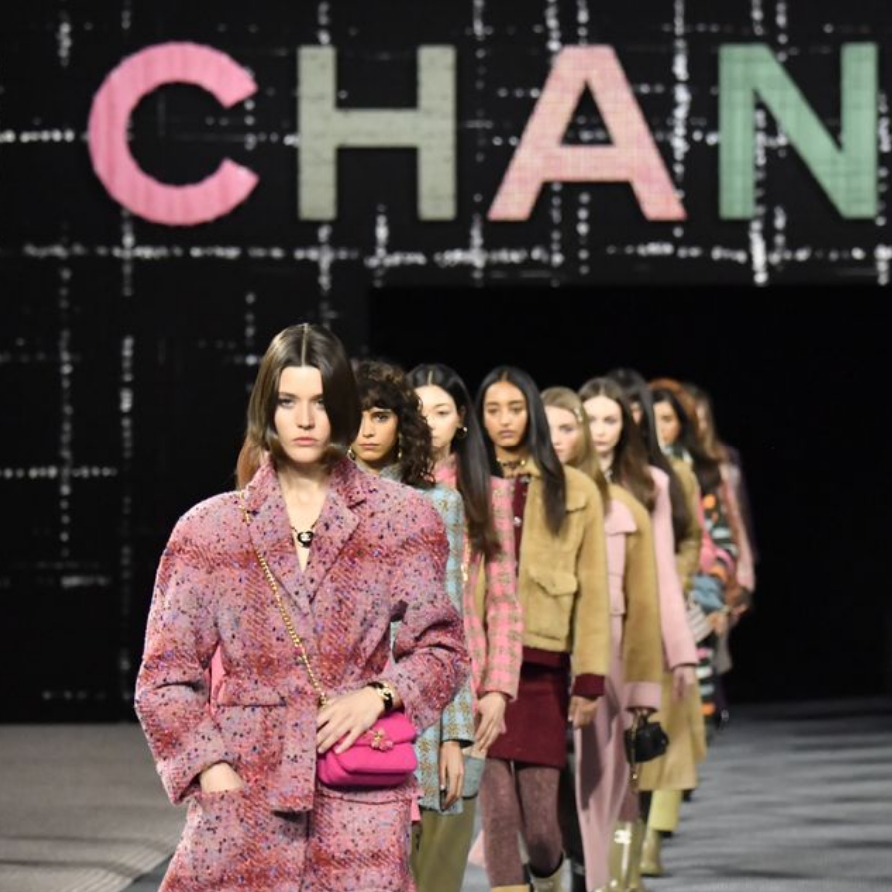 Buat Warganet Heboh, Ini Perbedaan Paris Fashion Week 2022 dan Paris Fashion Show