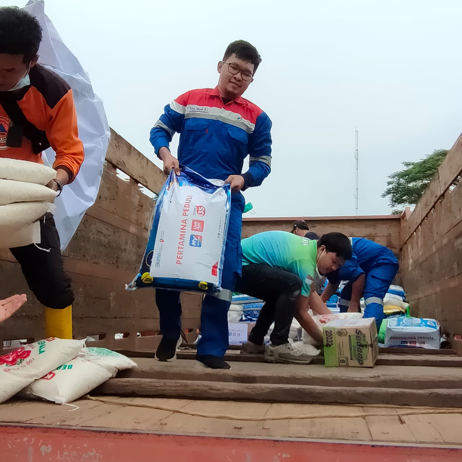 Pertamina Patra Niaga Salurkan Bantuan Logistik kepada Korban Banjir Sangatta