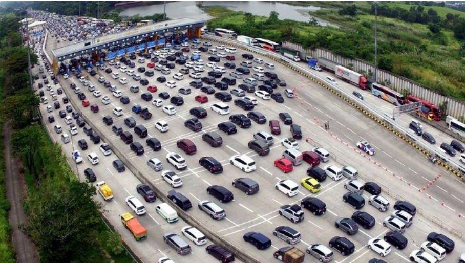 Arus Mudik Meningkat, Sistem Contraflow Mulai Diterapkan di Tol Cikampek