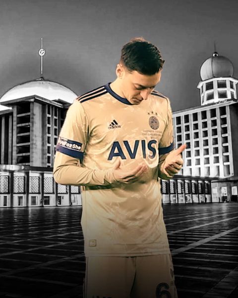 Momen Mesut Ozil Shalat Jumat di Masjid Istiqlal