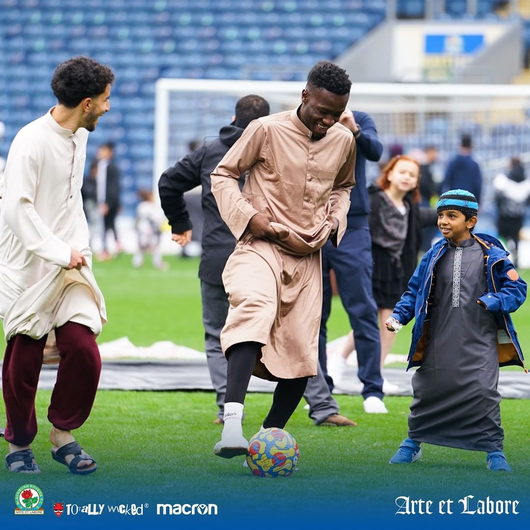 Ribuan Jemaah Salat Idulfitri di Kandang Klub Liga Inggris, Blackburn Rovers