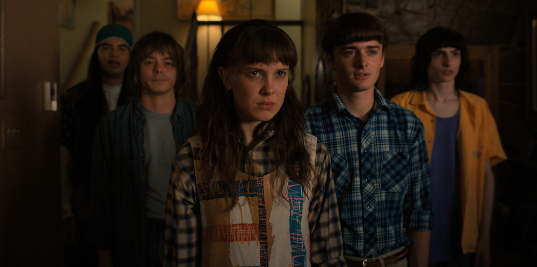 Eleven (Millie Bobby Brown) dan teman-temannya siap menghadapi kejahatan dalam Stranger Things 4