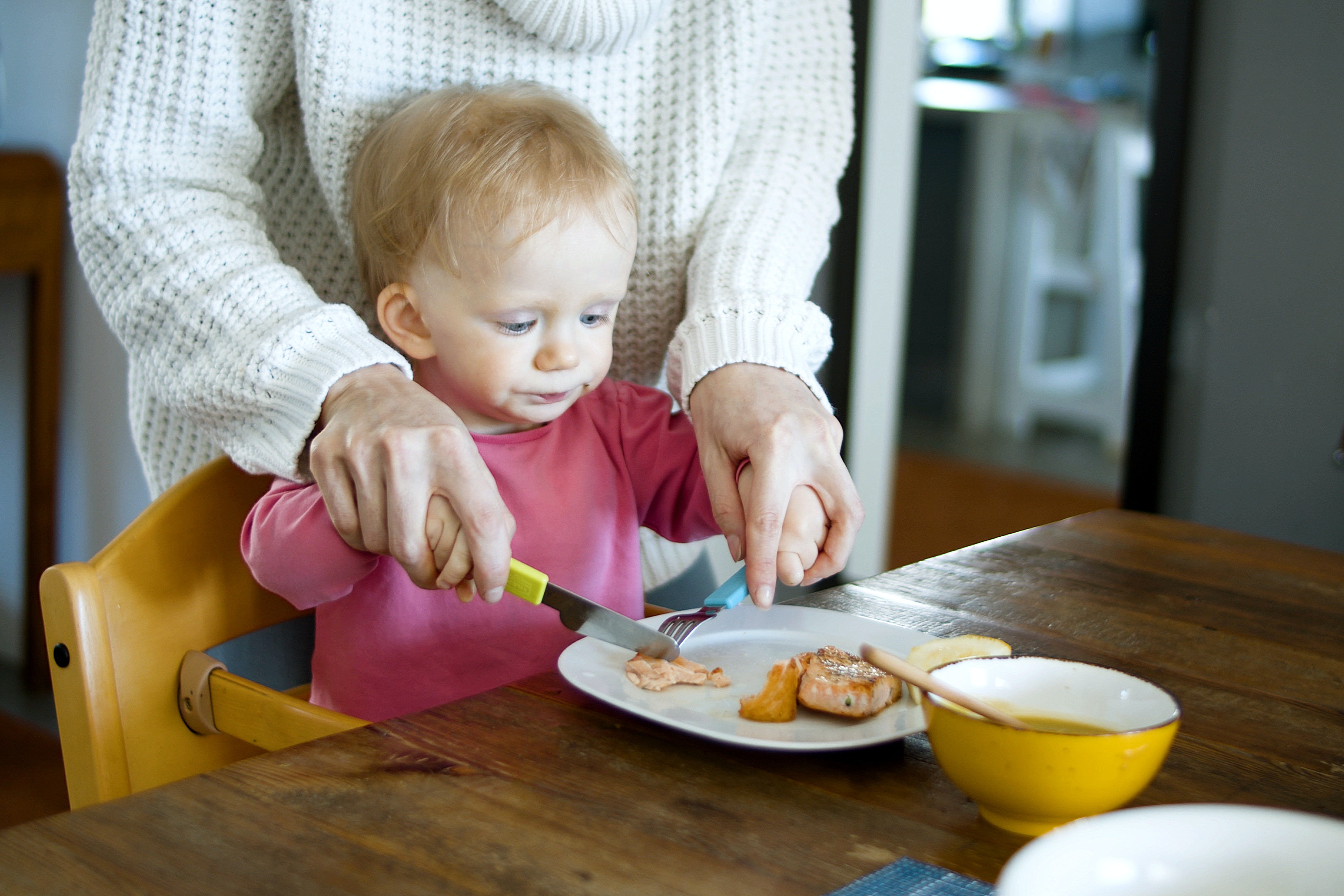 Kapan Waktu yang Tepat Mengajarkan Anak Makan Sendiri?