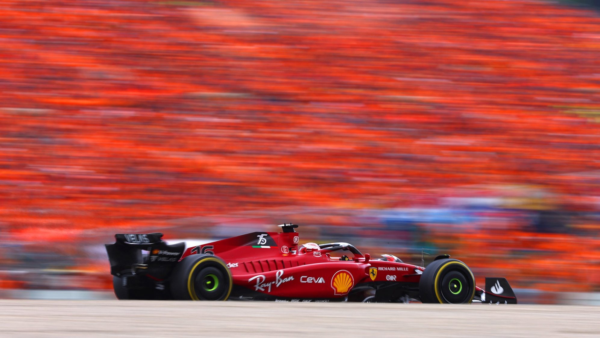 Mobil Carlos Sainz Terbakar, Charles Leclerc Mengasapi Max Verstappen F1 GP Austria