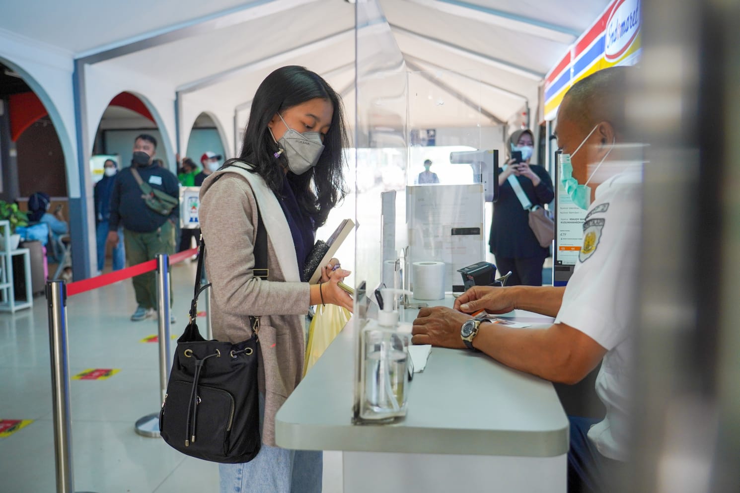 Apakah Naik KRL Harus Booster?