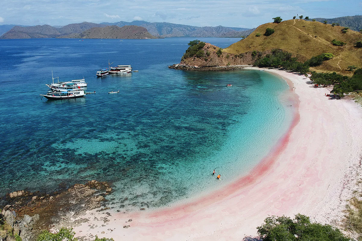 Berlayar dengan Kapal Phinisi di Labuan Bajo