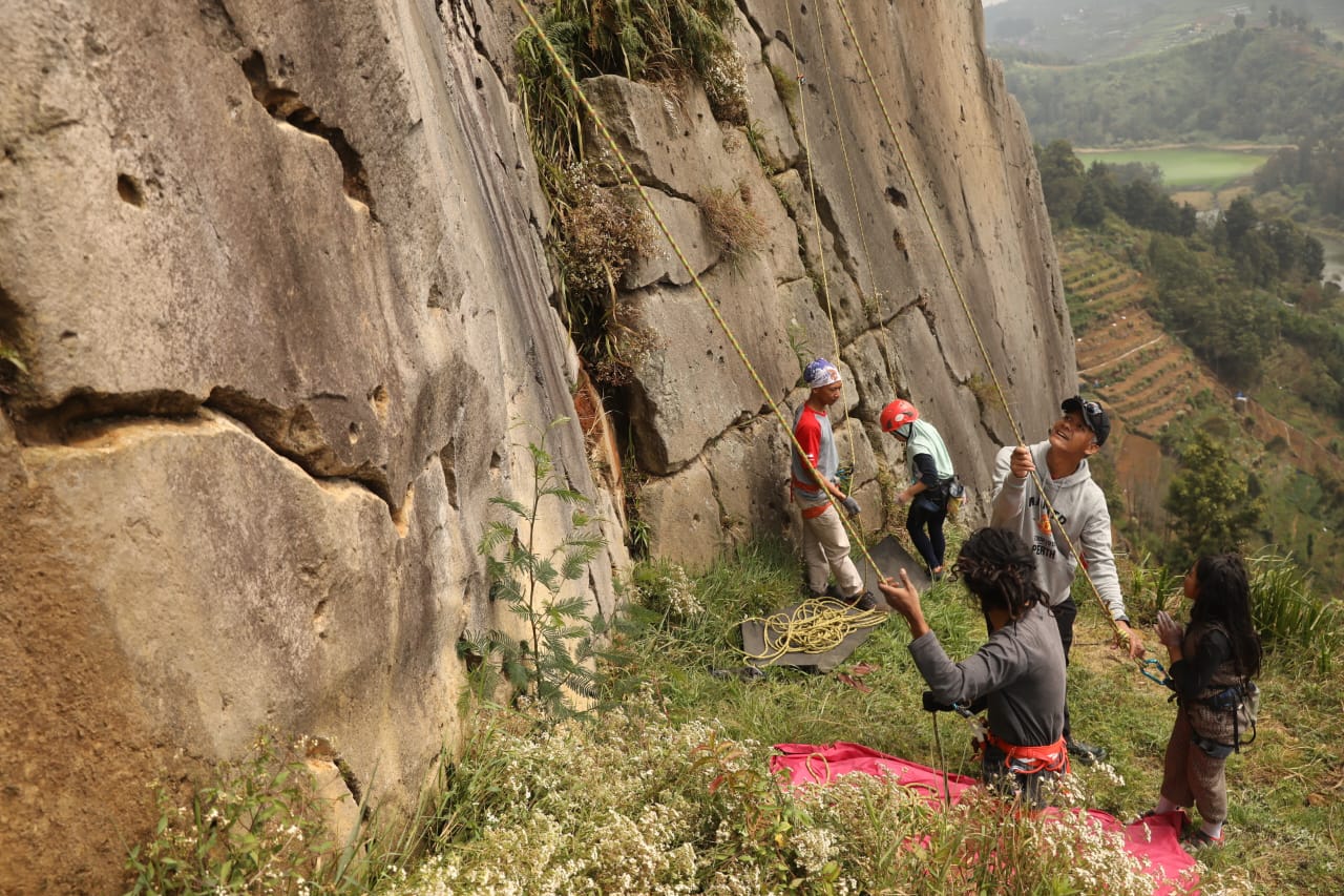 Hobi Rock Climbing? Tebing Watu Gribig Destinasi Penuh Tantangan