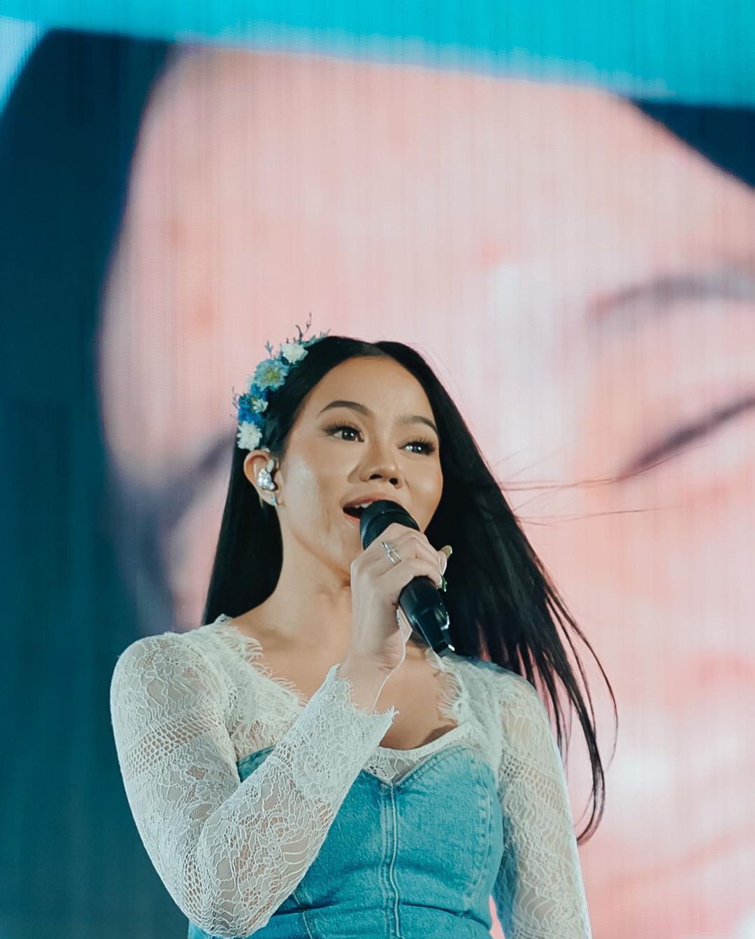 Ajak Terima Ketidaksempurnaan Diri, Yura Yunita Hapus Makeup di Atas Panggung