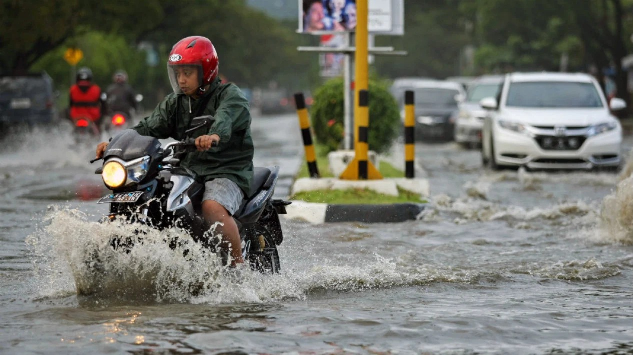 Tips Aman untuk Motor Lewati Banjir