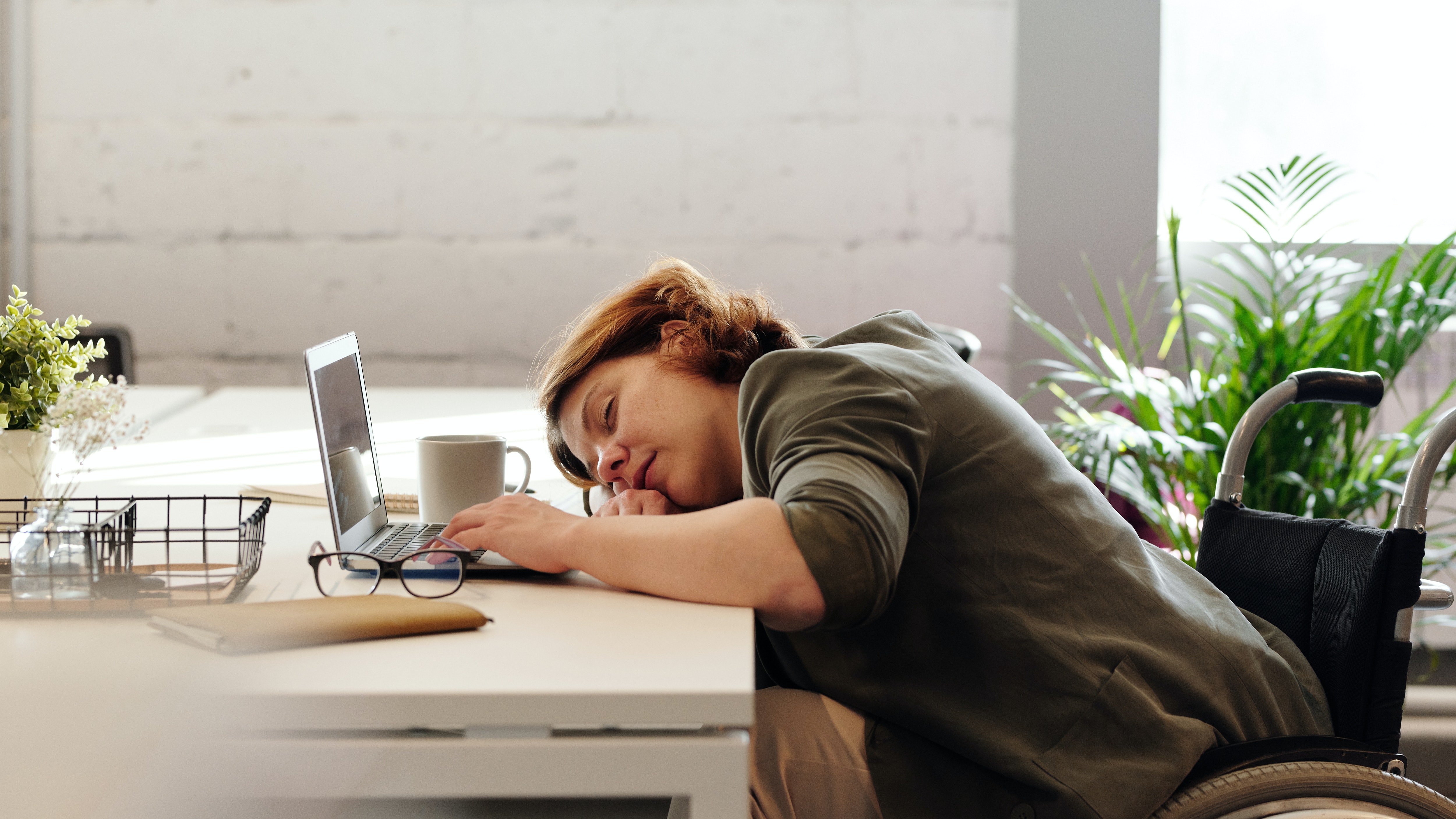 Ilustrasi tidur karena mengantuk di siang hari. (Foto: pexels/Marcus Aurelius)