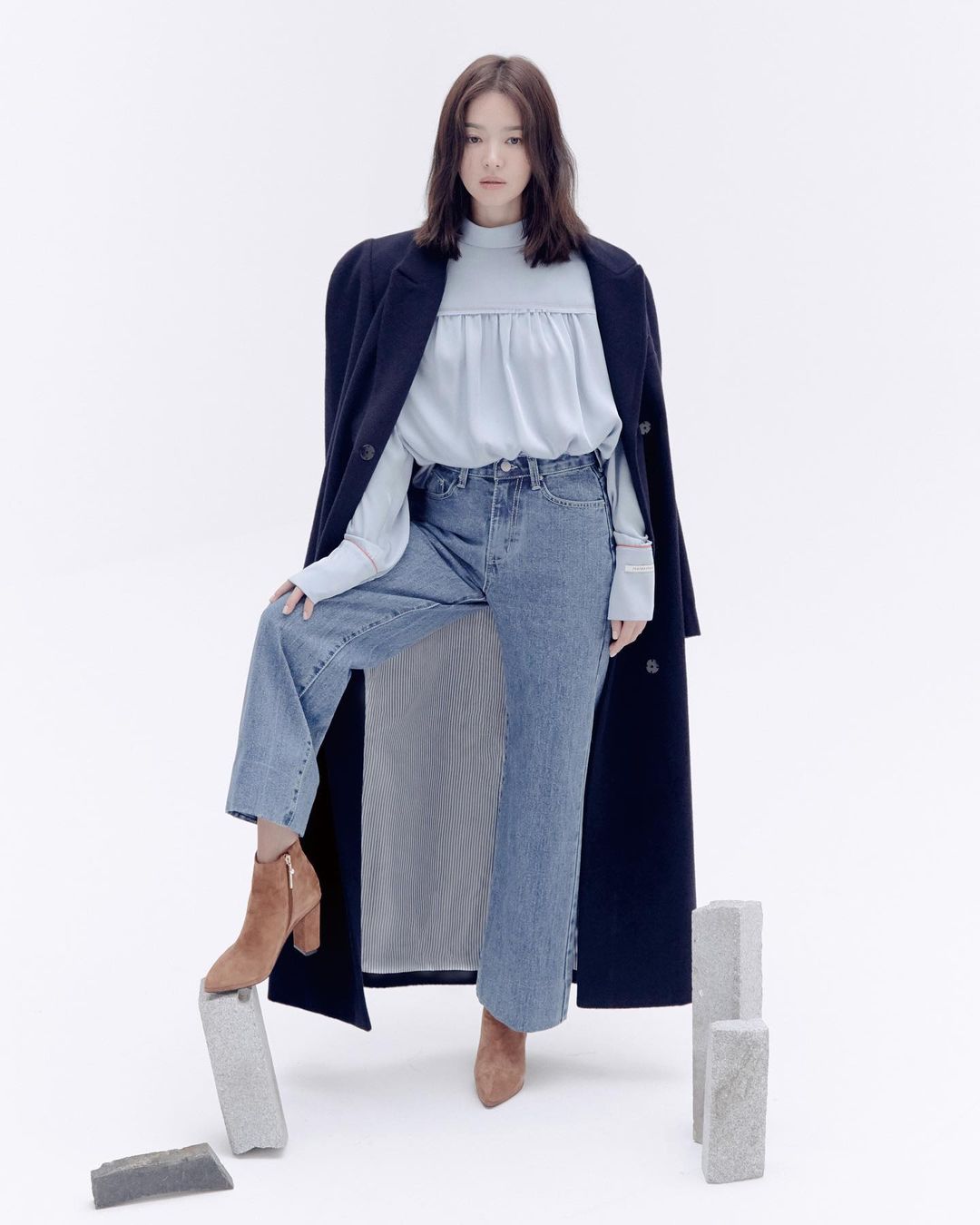 Inspirasi Outfit Kantoran Rapi dan Simpel Ala Song Hye Kyo