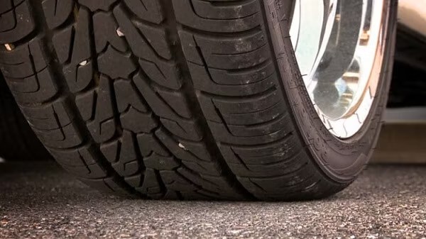 Kerikil Terselip di Ban Mobil, Apakah Berbahaya? Cek Fatanya!